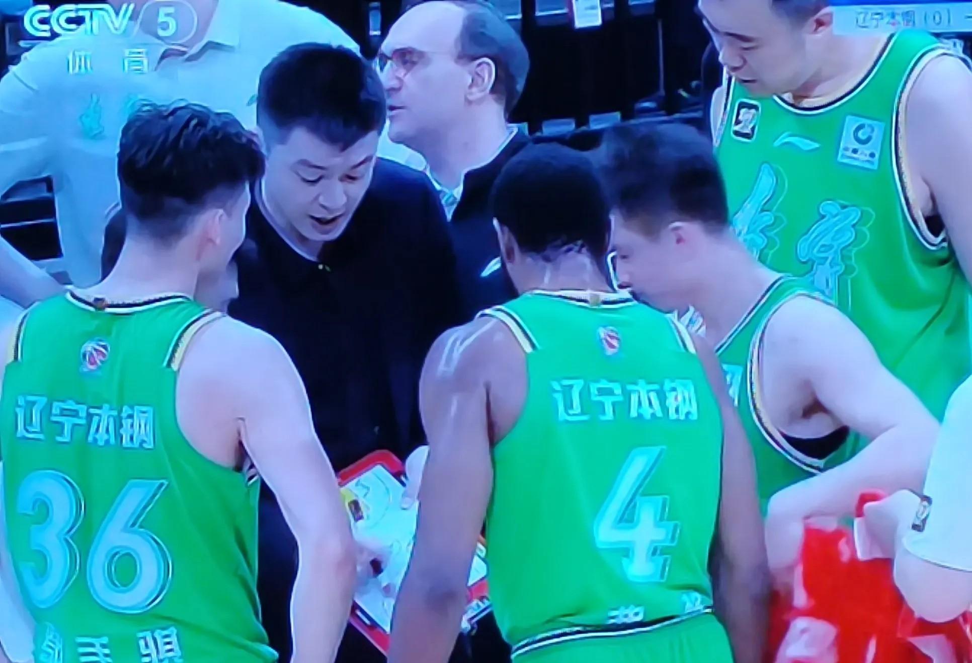 辽篮主帅受伤临时教练率队备战