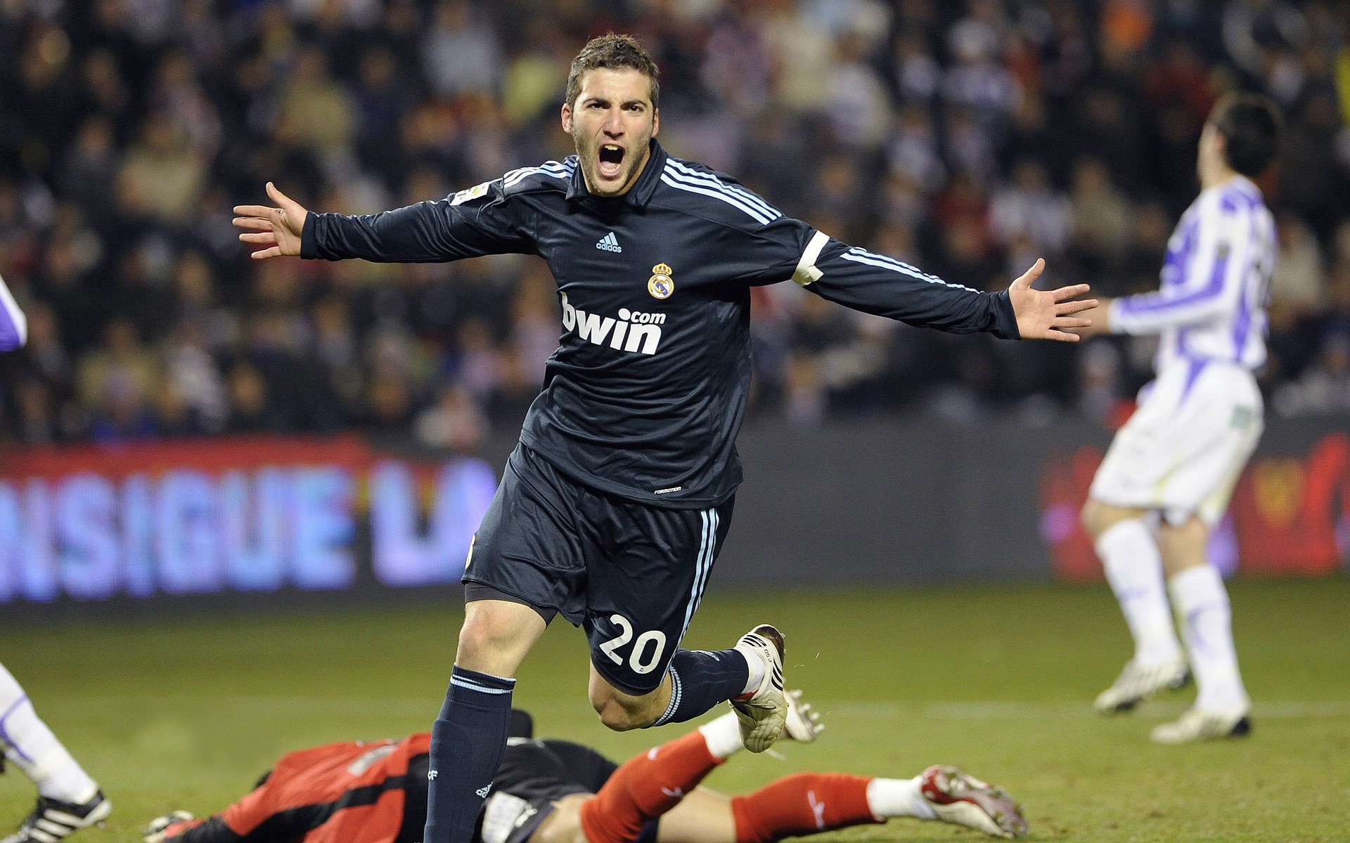 三分雨浇熄反击火焰，克莱末节爆发导演京城奇迹夜